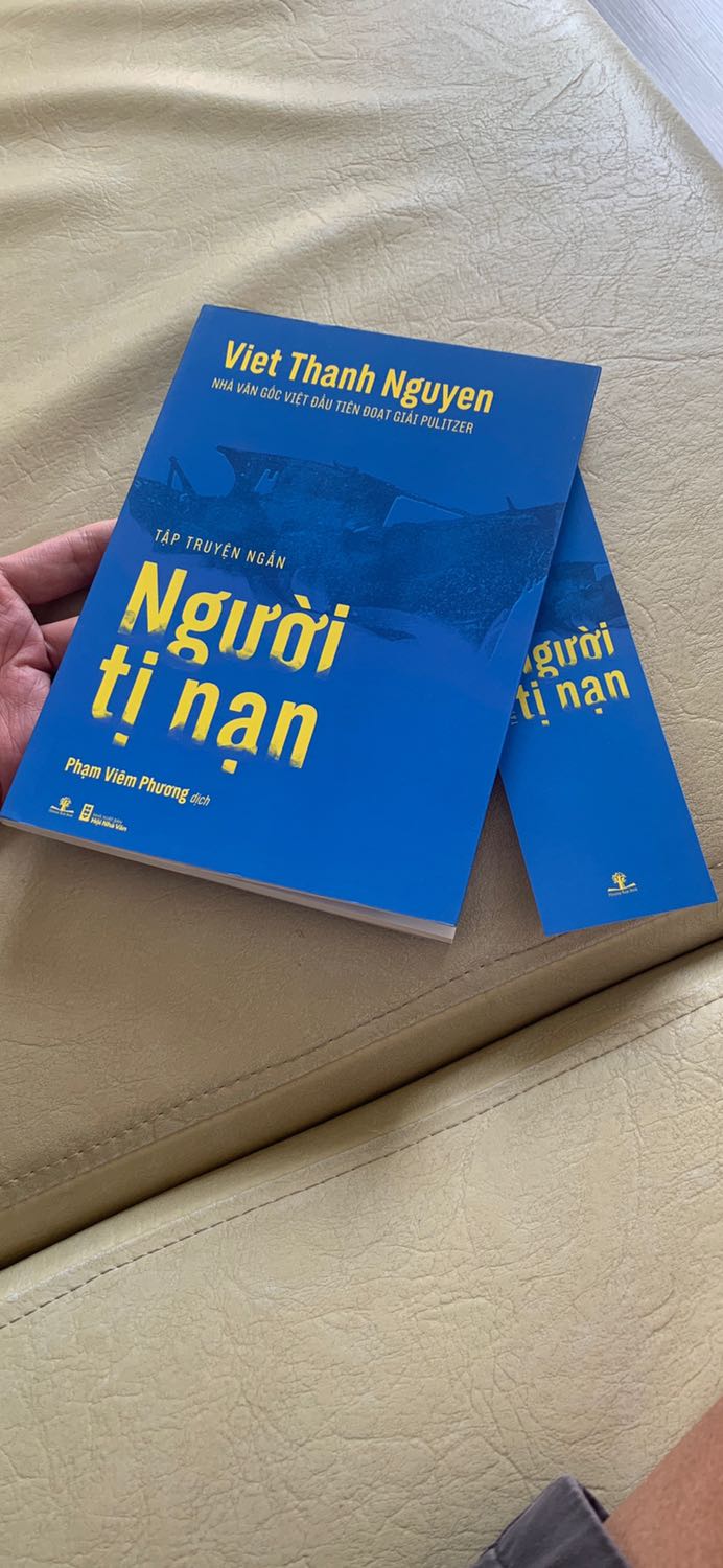 Sách in đẹp, giấy láng bóng mà lại nhẹ. Dù 200 trang hơn nhưng mỏng như sách 100 trang.

Về phần sách thì văn phong tác giả nhẹ nhàng, không đao to búa nặng, kể những câu chuyện cóp nhặt một cách bình tâm chậm rãi, như cách những người việt kiều kể về một chuyện cũ, gạn lọc lại, ít đụng chạm hơn. Cảm giác văn phong là kiểu miền Nam mình, không cần sự khoa trương. 

Mọi người nên đọc nhé. Dù sao đây cũng là tác giả người “gốc việt” đoạt giải pulizer đầu tiên, không phải dễ dàng mà làm được điều này trên đất Mỹ. Chắc chắn tác giả phải có điều chi vượt trội xuất sắc.

Cám ơn tiki đã giao sách nhanh và đẹp.