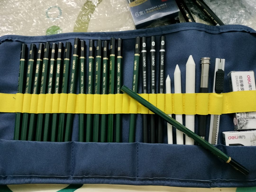 Lỡ quẹt tay xoá mất cái bình luận tâm huyết, tức ói máu nha Tiki. Sản phẩm có những món gì đều đã được liệt kê rõ ở phần thông tin sản phẩm và hình của nhà cung cấp và mình hài lòng vì nhận được đúng sản phẩm đã mua. Về phần bút chì: ở trạng thái "nguyên vẹn" chỉ chờ người mua gọt theo ý thích, số lượng 4b và 2b chiếm số cao và không có 7b nhưng mình không bận tâm lắm vì đó là 2 loại mình sẽ dùng nhiều nhất :-) ngoài ra còn có 3 cây bút chì than mình đoán là từ nhạt đếm đậm hoặc độ dày của đường nét. Gôm có 2 loại là gôm trắng ngà cứng thường thấy và gôm nhào nặn hình dạng theo chủ đích của người dùng. Thế đấy, mình rất hài lòng. Yêu Deli, hihi.