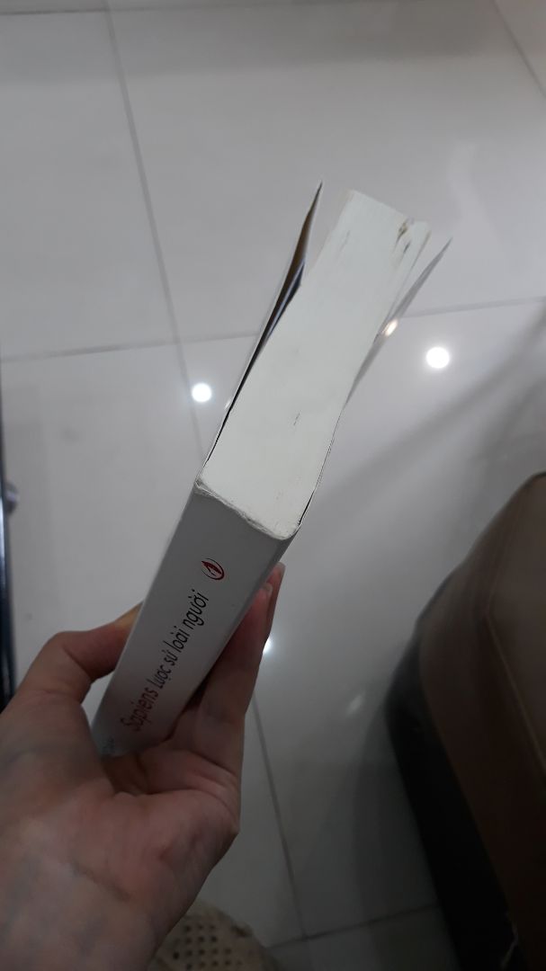 Mua sách của tiki trước giờ chưa bao giờ thất vọng như lần này. Rõ là mua sách mới mà mép sách cong quoeo, sách bị bẩn ở mép dưới và sờn ở gáy sách. Mong Tiki cải thiện khâu đóng gói và vận chuyển.