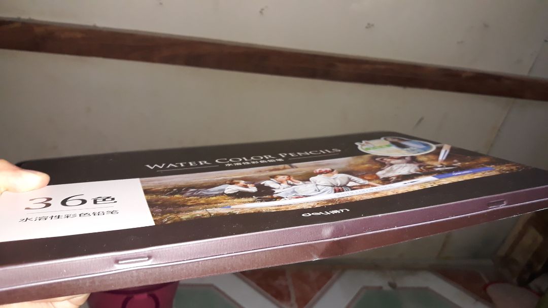 lần này mua màu bên Tiki hơi thất vọng, hộp màu bị cong và móp kha khá vì gói hàng không đảm bảo, nhưng không hề ảnh hưởng đến chất lượng bộ màu. Khá ổn!!