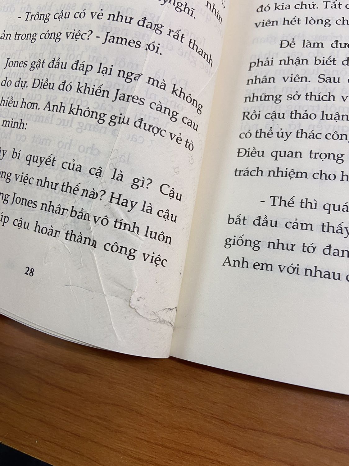 T mua 25 quyển để tặng nhưng khi nhận hàng chưa kiêm tra đã đưa đi tặng. Nay nhận được phản hồi có 1 quyển bị lỗi khi in của nxb. Tiki có hỗ trợ đổi trả sản phẩm không?