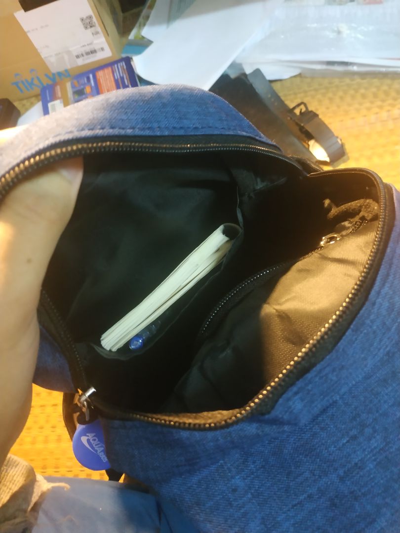 Mua được của Tiki đợt giảm giá còn 79k. Giao hàng đúng như hình và như mong đợi. vải dày dặn, may ổn, Cặp nhiều ngăn lắm phải tầm hơn 5 ngăn to nhỏ. Ăn điểm ở bên cạnh hai bên có hai ngăn nhỏ. Trong đó một ngăn để rất vừa chai nước hoặc ô nhỏ. Cặp đủ để sổ bút và đồ lặt vặt. Có thể chọn giữa đeo một và hai dây bằng cách kéo đôi khó dây đeo ra. Tuy nhiên khi đeo ở dạng một dây thì cặp không bám thân lắm do thiết kế phần nối thân cặp tách ra làm đôi. Nhưng nói chung vẫn ổn. Chất lượng hoàn thiện ok. đáng mua. Mua được của Tiki đợt giảm giá còn 79k. Giao hàng đúng như hình và như mong đợi. vải dày dặn, may ổn, Cặp nhiều ngăn lắm phải tầm hơn 5 ngăn to nhỏ. Ăn điểm ở bên cạnh hai bên có hai ngăn nhỏ. Trong đó một ngăn để rất vừa chai nước hoặc ô nhỏ. Cặp đủ để sổ bút và đồ lặt vặt. Có thể chọn giữa đeo một và hai dây bằng cách kéo đôi khó dây đeo ra. Tuy nhiên khi đeo ở dạng một dây thì cặp không bám thân lắm do thiết kế phần nối thân cặp tách ra làm đôi. Nhưng nói chung vẫn ổn. Chất lượng hoàn thiện ok. đáng mua.