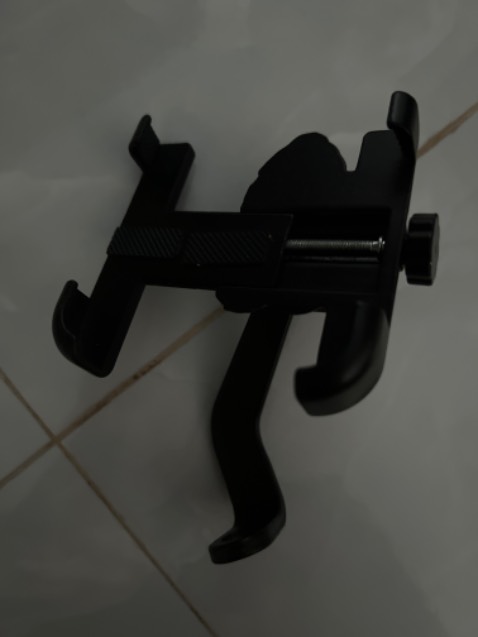 Gái đỡ bằng thép chắn chắn. Nhưng không có ốc gì hết sao gắn vô xe đây nhỉ.