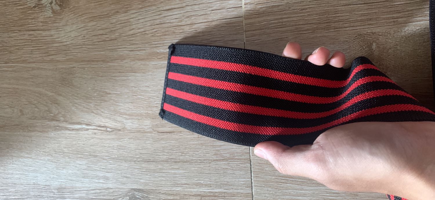 Không có miếng dán giữ giống trong hình. Sao mà quấn chặt được ???