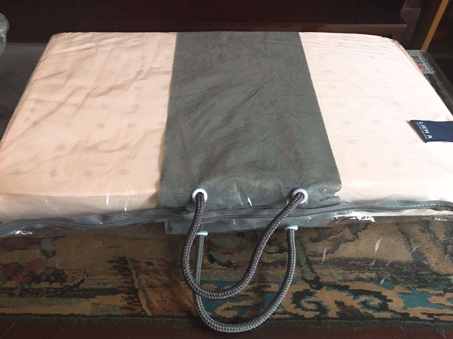 Không thấy có tikinow mà giao hàng vẫn siêu nhanh, trong buổi sáng là nhận được rồi. Tiki đóng gói kỹ, shipper dễ thương, chắc do giao nhiều quen nhà. Gối đúng chất liệu cao su, trước có mua 1 cái gối contour như này mà không có thương hiệu, so sánh thì thấy hàng của Lien Á chuẩn hơn hẳn