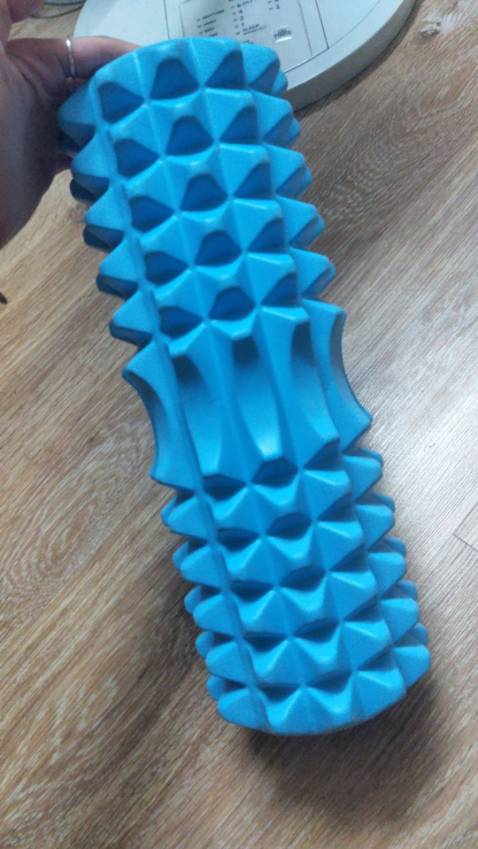 Con lăn này có độ dài lớn á, nhìn cứ tưởng bé nào ngờ to ra gớm, mình định mua về tập lưng, nằm luôn được lên như kiểu người Nhật á, nhưng mà đường kính lớn tận 13cm cho nên là nằm lên trên lăn qua lăn lại cho ép lưng vs liên xườn mà ko chạm xuống sàn, tập như thế cũng khá ok! Sản phẩm cứng cáp, mình dùng, rồi anh trai dùng nặng 80kg vẫn ép thoải mái, massage khá dễ chịu.
Sản phẩm đúng mô tả, giao hàng đúng màu sắc xanh dương, màu mình thấy đẹp nhất. Thời gian giao hàng dự kiến khá nhanh, không phải đợi lâu lắm, shipper hơi nóng tính, nhưng mà không sao! Đã từng mua bóng yoga bên shop này, thấy làm ăn uy tín, ủng hộ tiếp sp này có gì shop ra thêm sp bài tập bổ trợ ép nữa nha, mình thấy ít shop bán!! 
Mua lần 2 cho 9,5 điểm.