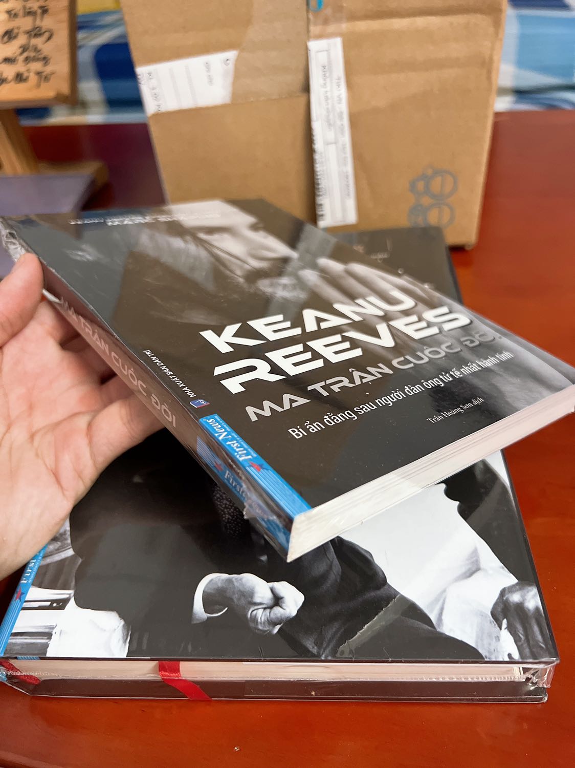 Xém tí nữa là gửi yêu cầu huỷ ĐH rồi, do sách độc quyền nên phải preoder trước, nhưng tầm hôm sau là thấy mọi người preview sách rồi mà mình dự kiến đầu tháng sau mới nhận được, ai dè Tiki giao ngay cho mình khi sách đã có hàng, đợi vài hôm nhận tiếp hàng gift từ Tiki Trading nữa là quá xá đã. Thank Tiki nhiều.