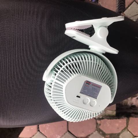 To hơn chút so với các dòng quạt mini cầm tay khác. Chạy mức 1 mát riu riu dễ chịu. Mức 3 mát lạnh luôn. Có cả đèn để bàn làm việc hợp lý.