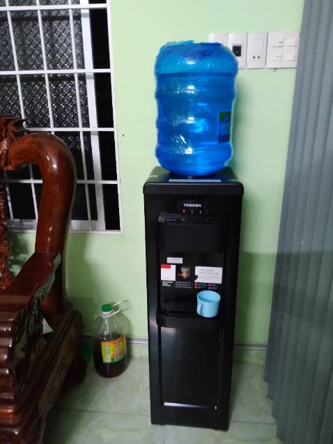 Bất ngờ đầu tiên là giao hàng rất nhanh. 2 ngày cho tỉnh lẻ.
Đóng gói kỹ càng, shipper giao hàng trời mưa mà thùng hàng ko bị ướt tẹo nào.
Sản phẩm làm nóng rất nhanh, chỉ gần 3p là có nước chế mì
Shop giao hàng chính hãng, giá tốt.
Chỉ tiếc mình xem thông số ko kỹ nên cứ nhầm là có hộc để ly. Thực tế ko có