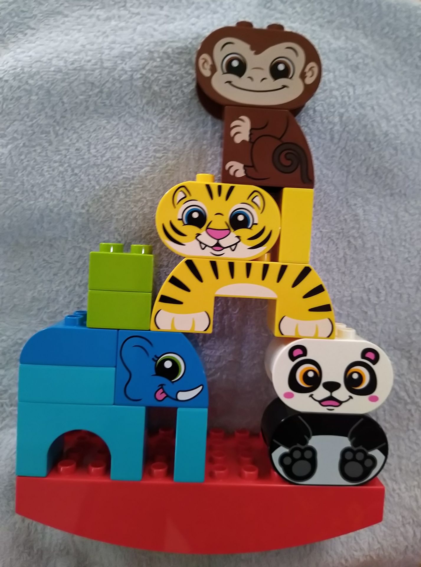 Giao hàng siêu nhanh, sáng đặt trưa có, đóng gói cẩn thận, hàng mới, shipper dễ thương. Chất lượng sản phẩm chính hãng thì khỏi chê, đầy đủ viên gạch, mua lúc sale nên được giá tốt. Tiếp tục ủng hộ tiki!