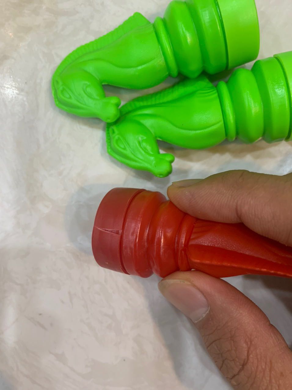 Mình vừa nhận sản phẩm xong nhưng chân của các quân cờ đều bị nứt. Cảm nhận sản phẩm không tốt, nhựa không bền.
Shop giao cho mình sản phẩm lỗi.