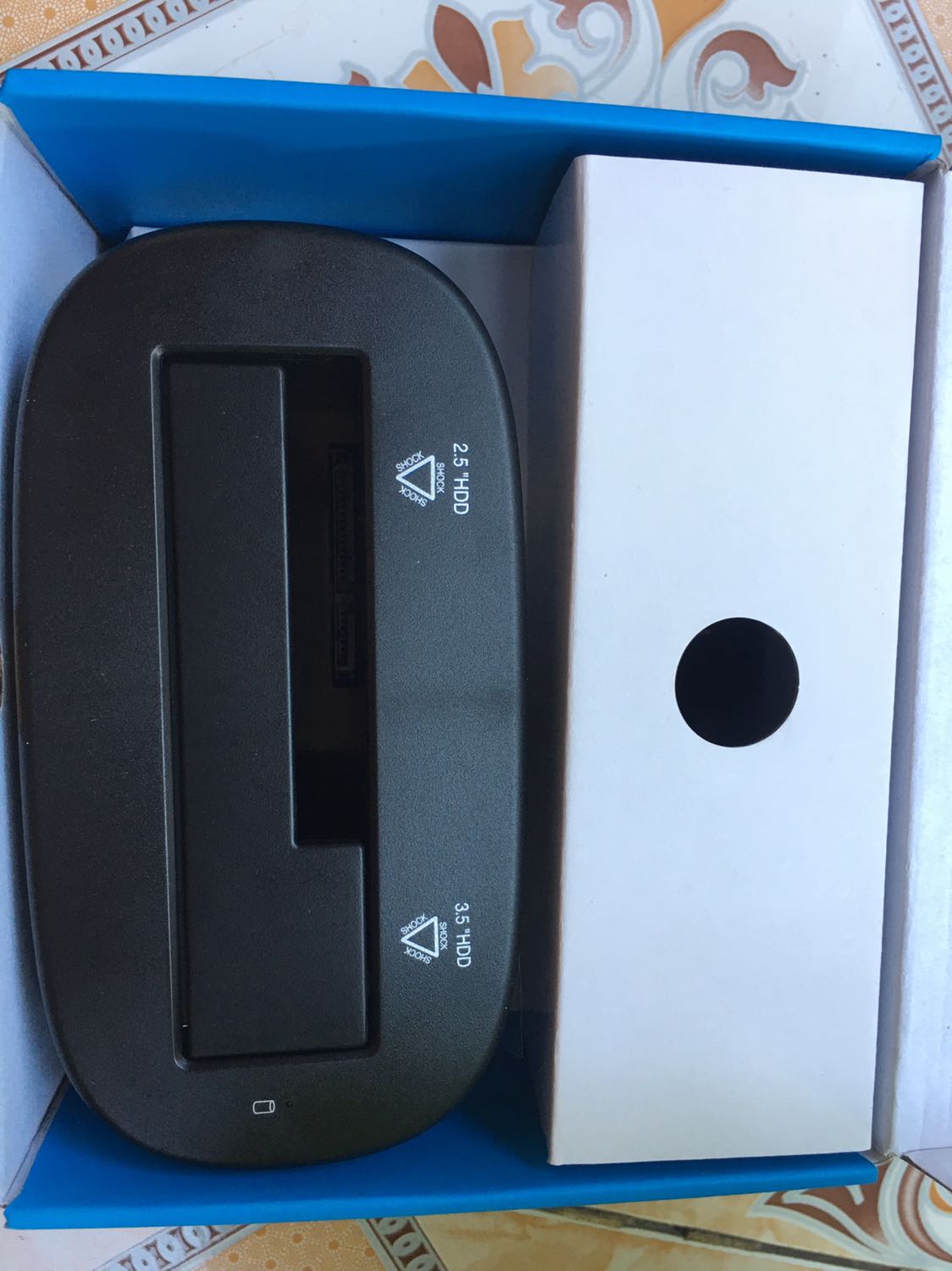 Khi cắm ổ cứng 3,5 thì hơi lắc lư còn ổ 2,5 thì ổn. Chưa tess thử tốc độ đọc ghi dữ liệu như thế nào.