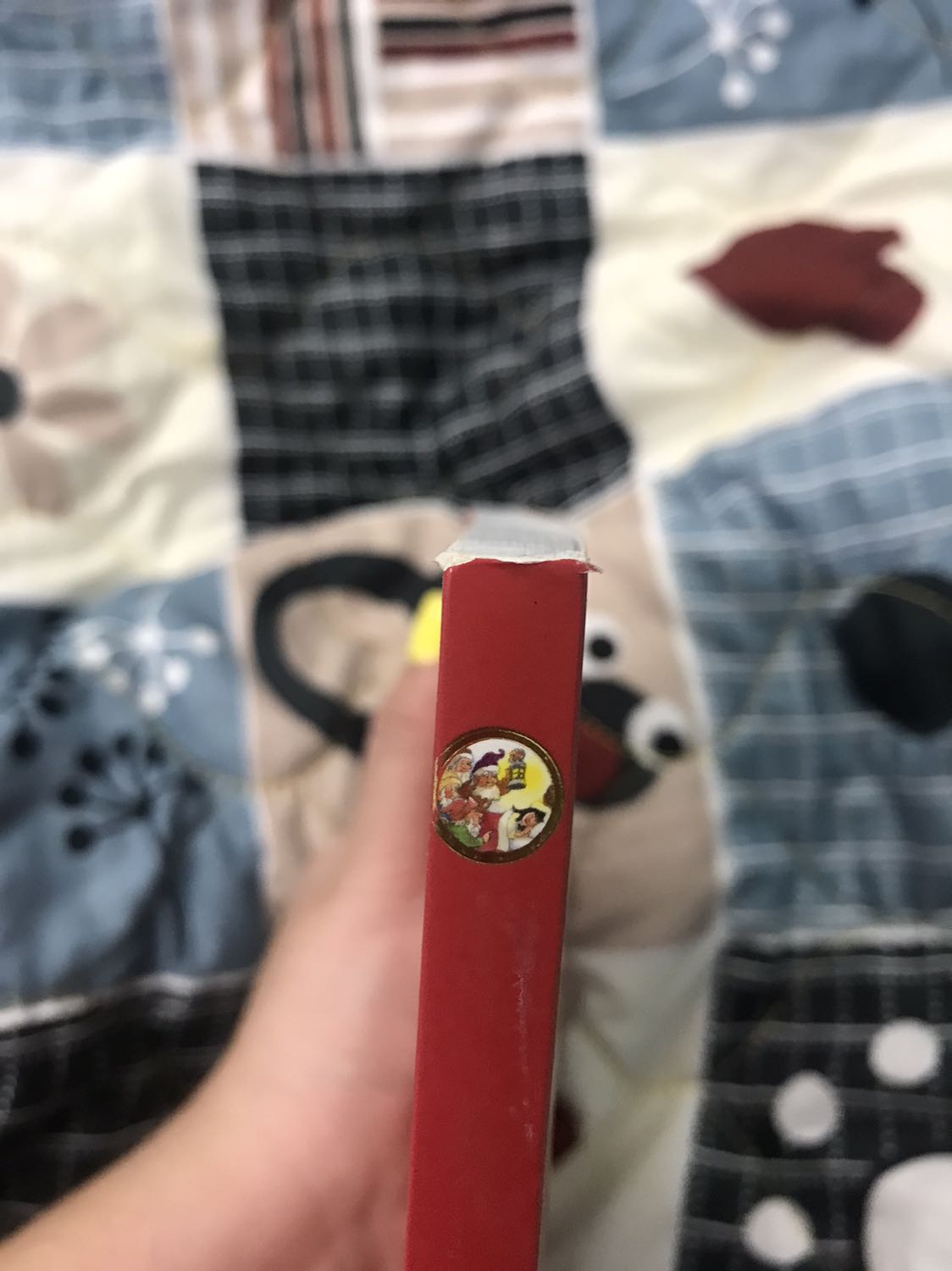 Màu sắc đẹp, chữ to rõ ràng nè! Hơi ít truyện nhưng mà nếu bé thích mình có thể kể đi kể lại hoài ko chán. 
Lời dịch hơi lớn nên các bé mà có đọc thì ba mẹ nên giải thích vài từ khó! 
Mỗi tội di chuyển tới hơn nửa tháng nên gáy bị móp méo rồi