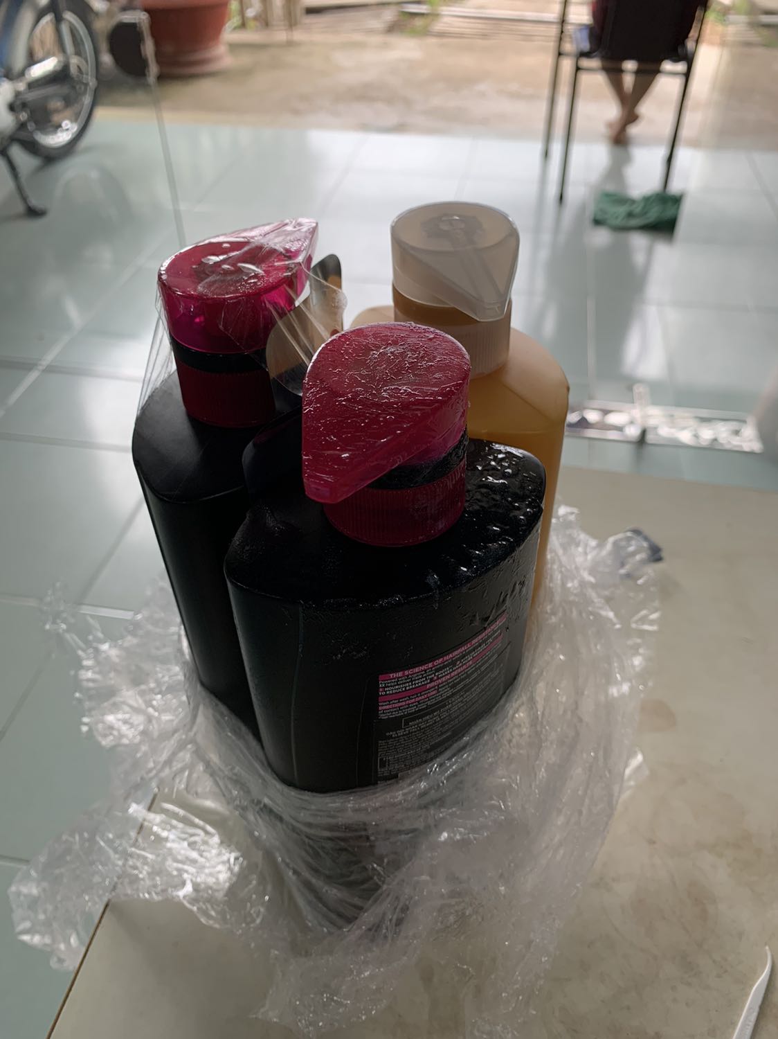 - Mua 03 chai, 01 chai có dán ở miệng, 02 chai không dán, 1 chai bị chảy ra tùm lum, shop thu hồi hàng giùm mình nha.
Rất tin tưởng mà mở hàng ra chán quá
- Thùng hàng từ Tiki thì nát như hình, lúc đầu nhìn ko dám nhận hàng luôn.