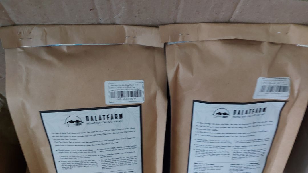 Tuy giao hàng nhanh nhưng đây là lần nhận đầy thất vọng từ shop.
- Tất cả các gói trà (8 gói/đơn) đều không được hàn kín miệng túi (chỉ dùng kim bấm lại như hình).
Mình đâu cần giao gấp mà như vậy.