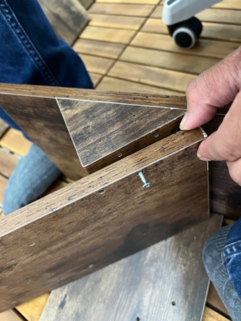 Bán hàng không nghĩ tới kh. Không có nổi tờ hướng dẫn lắp, không đánh dấu tấm ván cho dễ lắp. Vừa lắp vừa thấy tức. Lỗ thì khoan sai. Tấm trên cùng thì không dán lưu ý, để người ta biết lắp sau cùng.