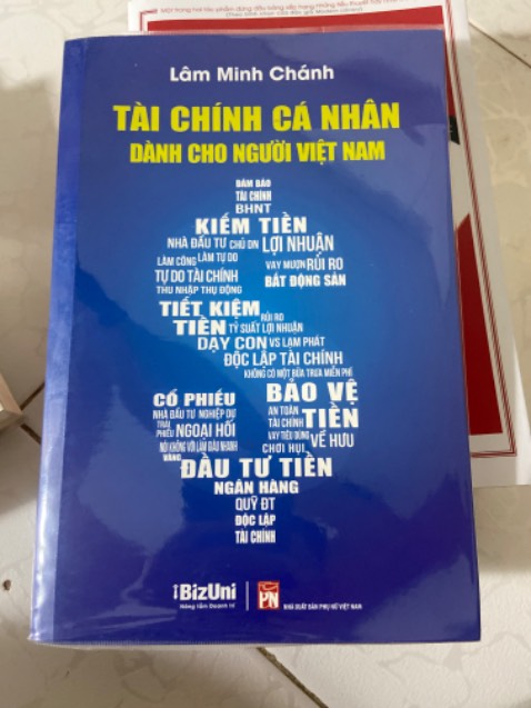 Mình cực kì tâm đắc cuốn này, cuốn này cung cấp cái nhìn rộng về thê giơi tài chính VN, rất cần thiết cho mọi người luôn, ai cũng nên học về tài chính, về đâu tư, đáng lẽ môn này nên được học từ nhỏ.
