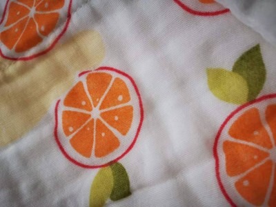 màu sắc tươi sáng, khăn mềm mại, đường may kỹ. Mình mua nhiều sản phẩm của shop, nhận hàng sản phẩm nào cũng thích, giao hàng đủ, đóng gói kỹ.