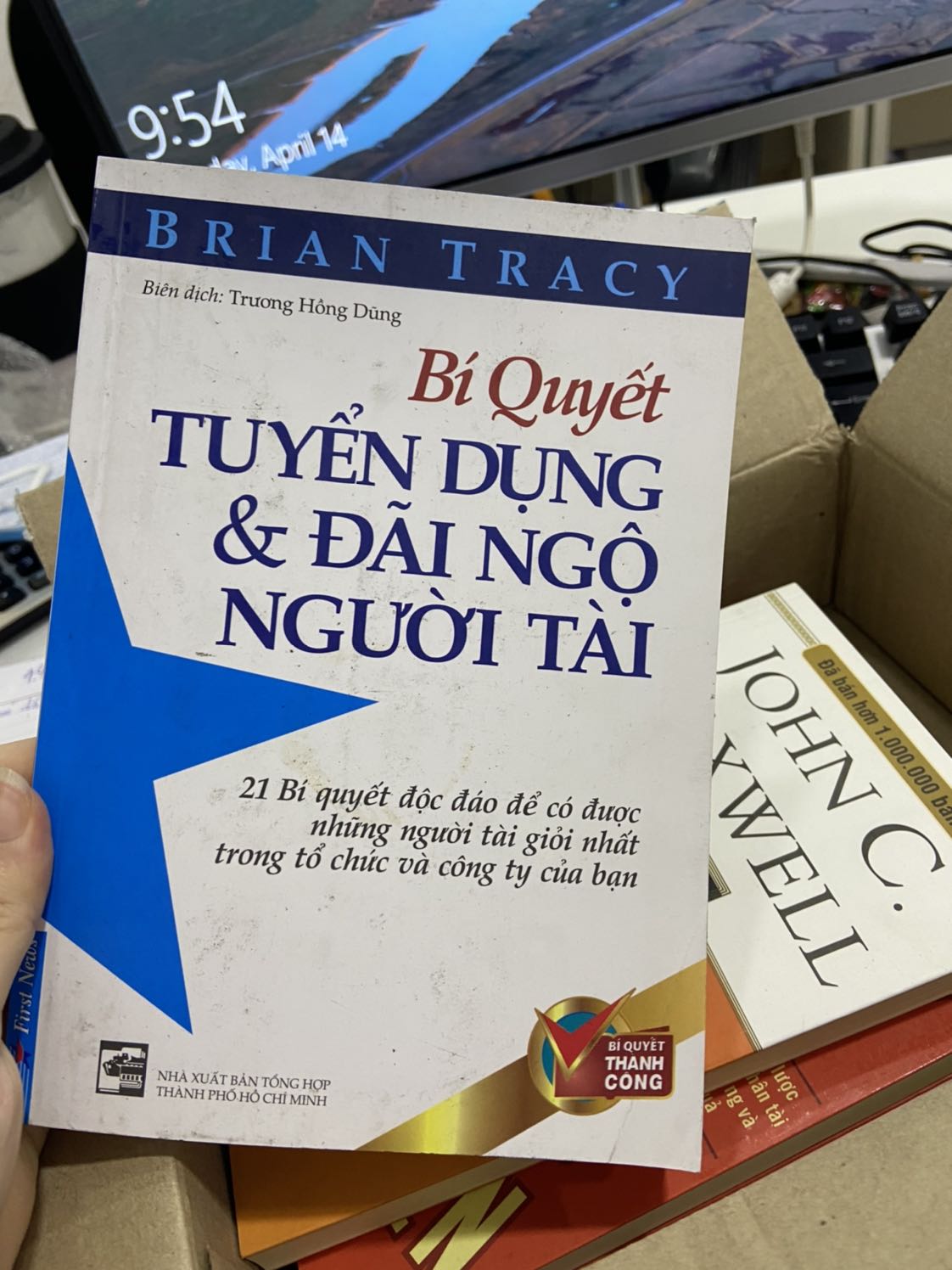 Thật sự thất vọng khi nhận cuốn sách như vậy! Mình cảm thấy ko được tôn trọng khi nhận 1 cuốn sách dơ và còn có nếp gấp ở mép nữa.