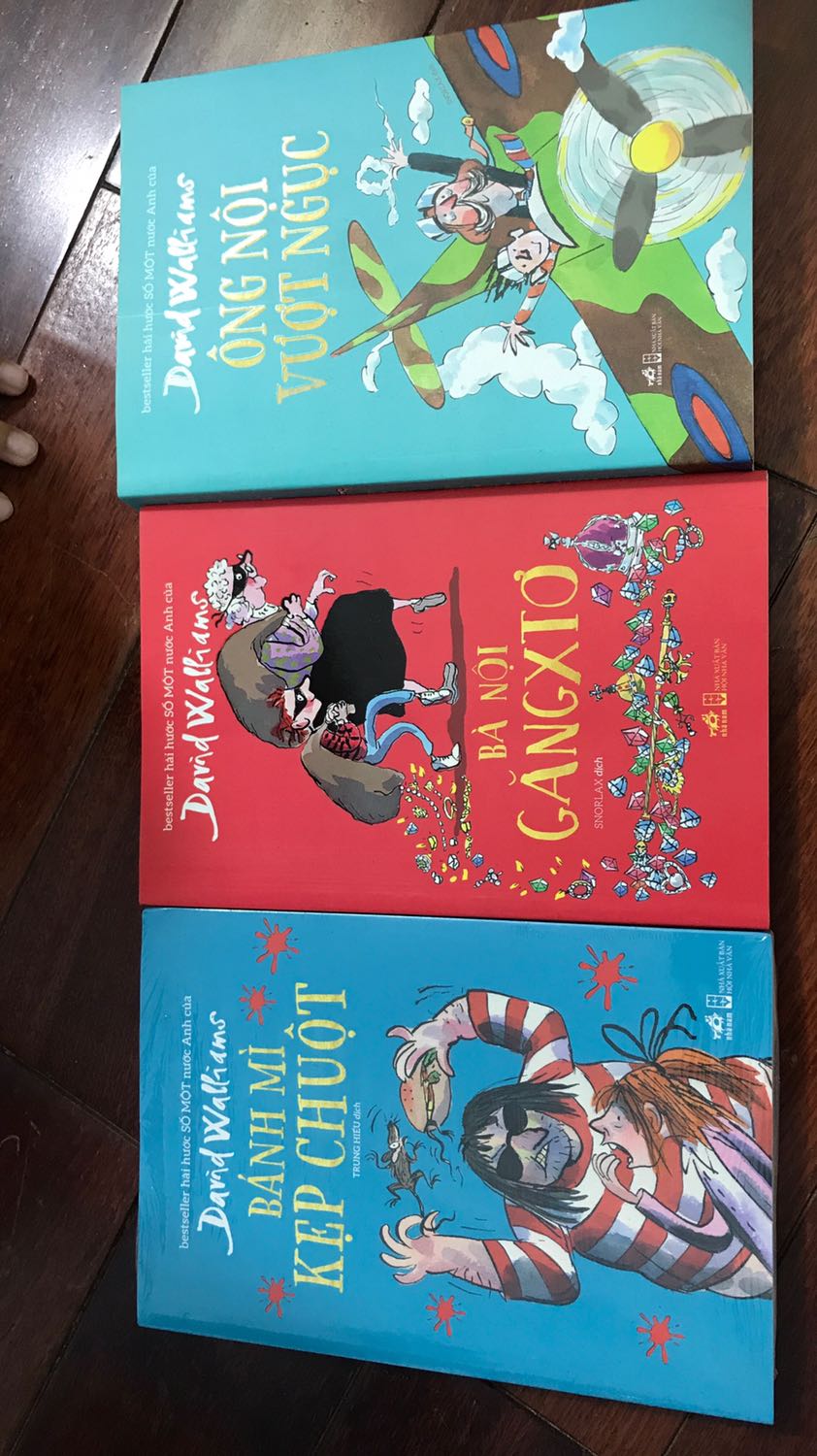 Truyện mới nguyên. Vừa hài hước vừa nhân văn là đặc điểm của tác giả này.