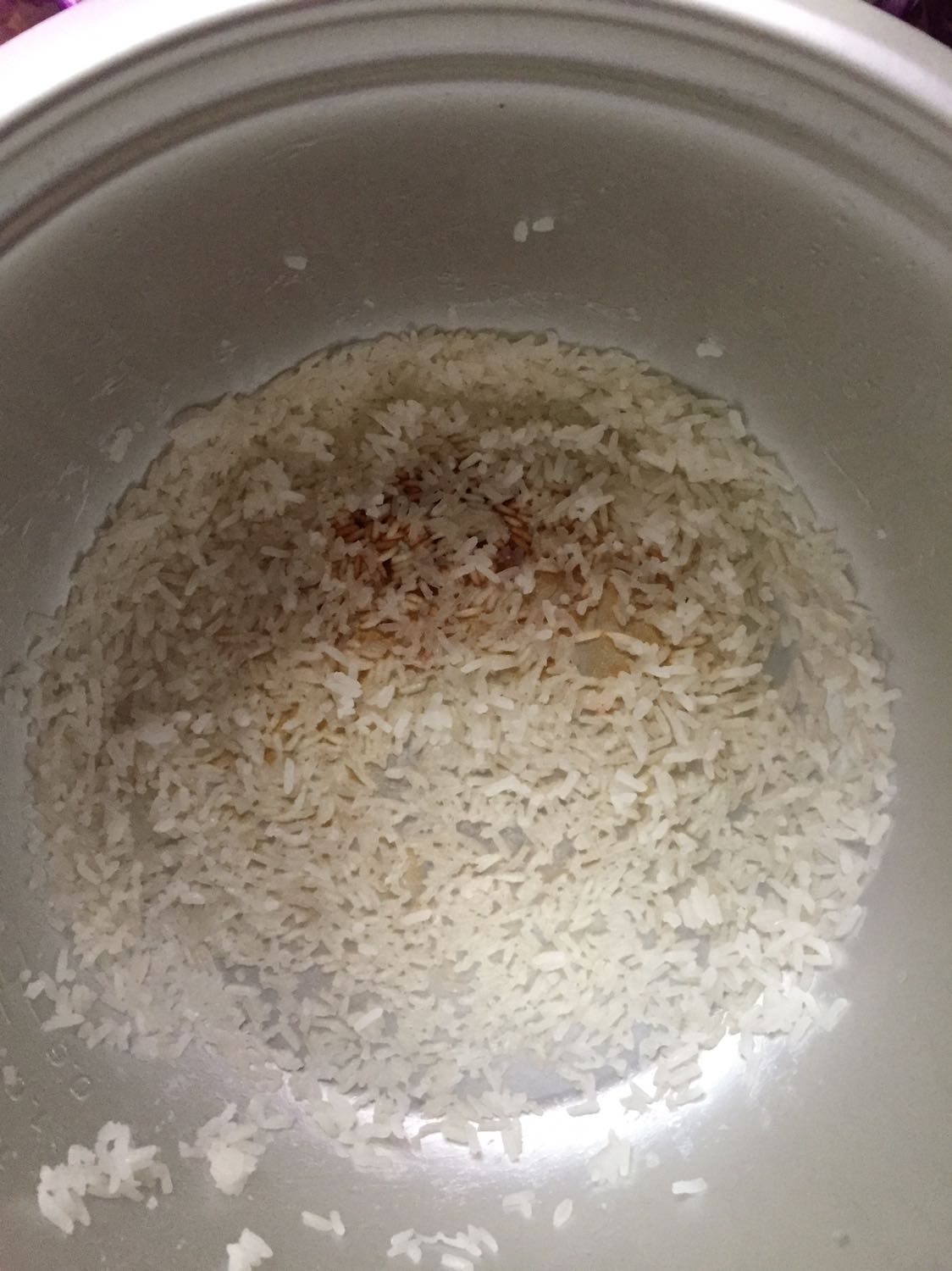 Đề nghị hướng dẩn khắc phục hiện trạng nấu cơm bị cháy khét như trong ảnh đính kèm hoặc đổi nồi khác vì uy tín thương hiệu quý Cty