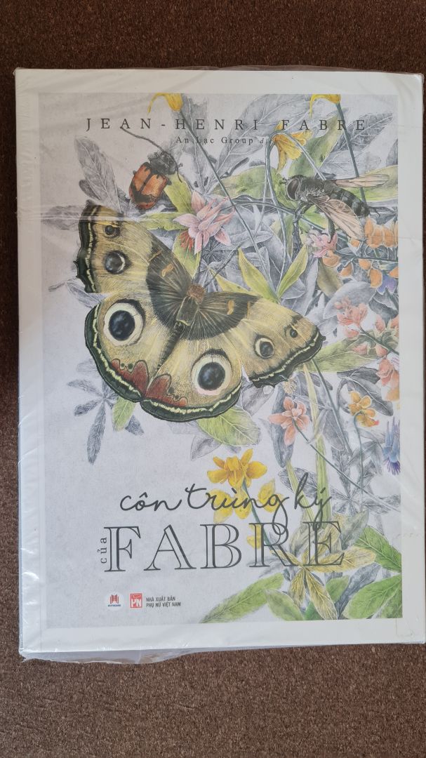 đc biết là 1 quyển trích lược từ bộ côn trùng ký của fabre
quyển sách khá dày và đẹp, giấy trắng dày, mực in rõ chữ, minh họa đẹp