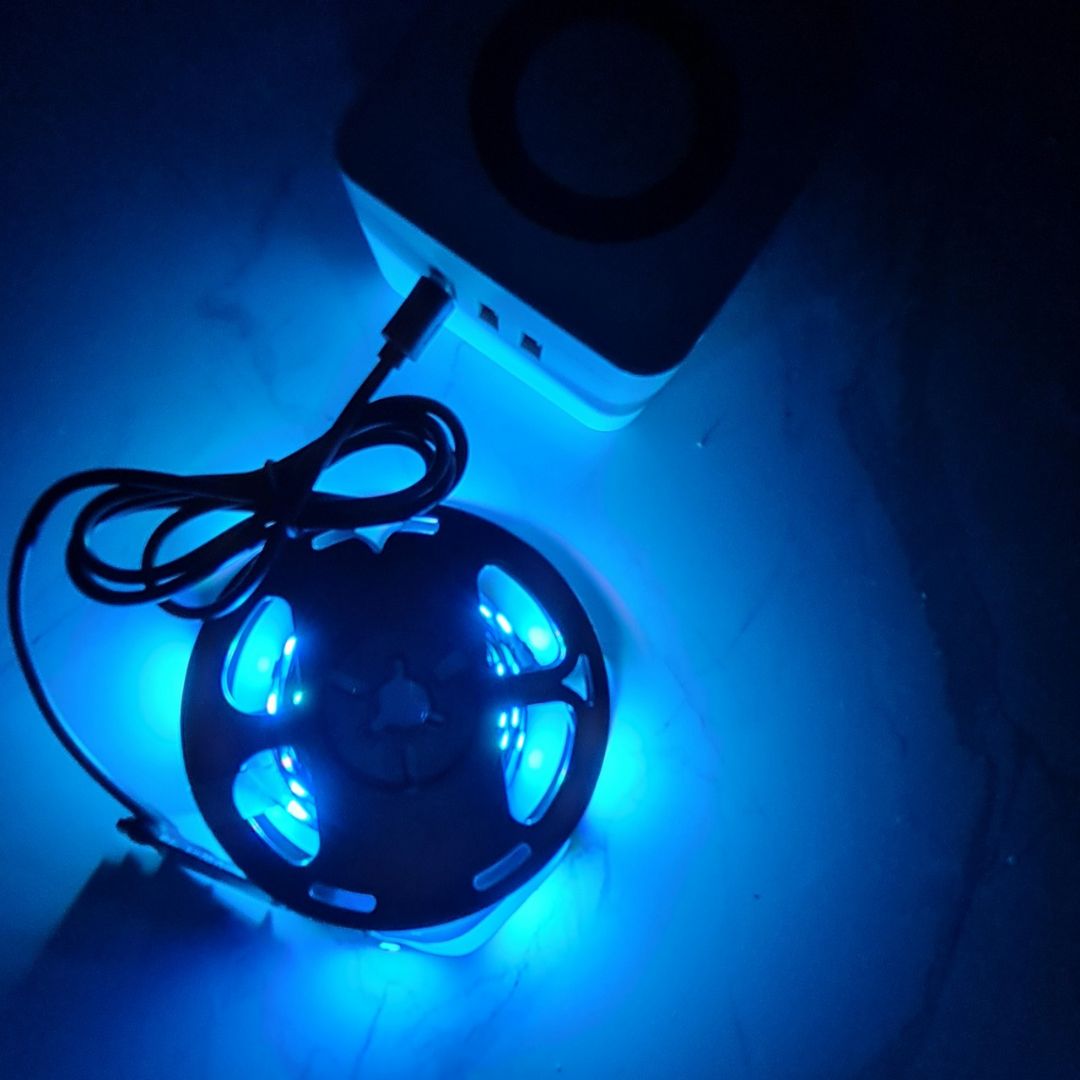 Dây đèn sáng, chọn được nhiều màu. Dây dán chắc. Chỉ cần cắm cuộn dây với bộ diêud khiển đúng chiều âm dương là xong, nếu sai thì đảo ngược lại. Có hướng dẫn sử dụng đi kèm. Nói chung rất hài lòng.