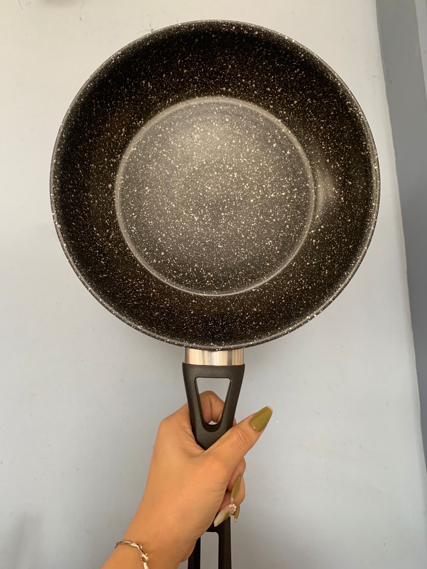 chảo nặng tay nhìn bên ngoài rất ok, đúng màu đỏ tui thích luôn