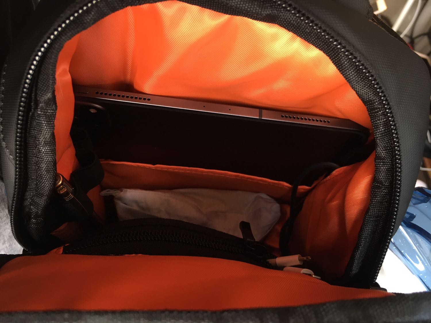 Quá tuyệt vời, chất liệu vải tốt, cứng cáp, có 2 túi đựng nước hoặc đèn pin 2 bên (đựng bình ngắn thôi), bên trong có nhiều ngăn nhỏ đựng phụ kiện, ngăn đựng iPad chỉ vừa iPad Pro 11inch, đó là chưa gồm case, việc lấy ra bỏ vào iPad cũng khó khăn hơn, phải mở rộng khoá kéo ngăn chính mới dễ lấy iPad. Mặt áp vào lưng có nhiều đêm nên chỉ việc áp màn hình iPad vào hướng đó là thay cho case được rồi. Còn lại rất tuyệt.