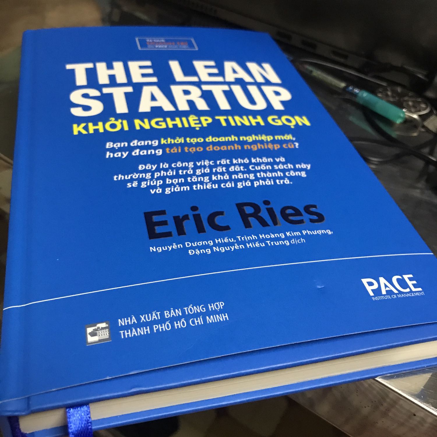 Bìa sách cứng được bảo vệ thêm bằng lớp bìa mềm. Màu sắc rõ nét, chữ dập nổi rất đẹp. Có vẻ sẽ bền bỉ qua thời gian.
Chất liệu giấy trơn, mịn, màu trắng sắc ấm, dịu mắt. Lật trang giấy cảm giác rất tốt, mượt mà. Khuôn giấy đồng đều. Có dây ruy băng đánh dấu trang.
Tiki giao hàng nhanh, giá rất tốt so với mua ở hiệu. Sách của mình bị cấn một dấu nhỏ trên bìa (như hình, có thể do vận chuyển) nhưng ko sao, bìa rất chắc chắn nên mình hài lòng.

Nội dung cuốn sách ở cấp độ nâng cao, đòi hỏi người đọc phải có nền tảng kiến thức quản trị trung bình trở lên, có khả năng đọc hiểu và nắm bắt vấn đề. Bạn sẽ cần trí tưởng tượng để liên tưởng từ các câu chuyện thực tế tới lý thuyết được đặt ra.
Nhịp văn rất dồn dập cùng hàng loạt những khái niệm kinh tế - quản trị, liên kết trực tiếp tới các thực tế ứng dụng. Hãy đảm bảo mình đủ khả năng để đọc nó rồi hẵng mua về, nếu không bạn sẽ có thêm một món trang trí rất đẹp trên giá sách.
Chúc vui!