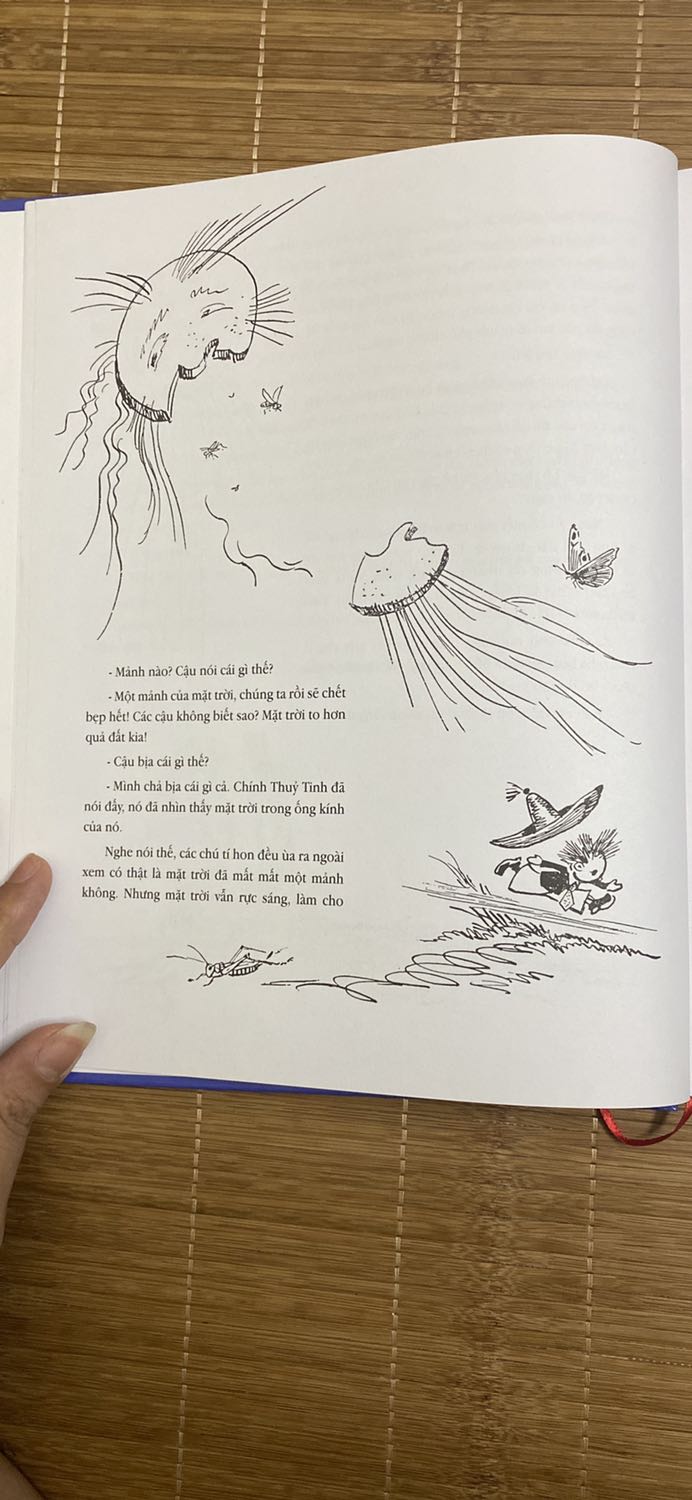 Bìa màu bóng đẹp. Bọc sách cẩn thận. Các góc đều vuông đẹp ko vết. Sản phẩm đẹp, đóng sách chắc chắn. Mình rất hài lòng. Dù màu sắc thì mình vẫn thích bản của nxb Cầu Vồng hơn nhưng mình vẫn ủng hộ sản phẩm nc nhà