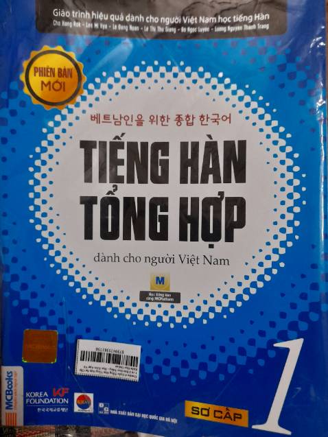Sách được đóng gói rất cẩn thận và chắc chắn. Dù bản đen trắng nhưng vẫn rất rõ ràng. Với cả hướng dẫn tải app quét mã cũng rất kĩ. Nói chung là rất tuyệt vời :3 Sách được đóng gói rất cẩn thận và chắc chắn. Dù bản đen trắng nhưng vẫn rất rõ ràng. Với cả hướng dẫn tải app quét mã cũng rất kĩ. Nói chung là rất tuyệt vời :3