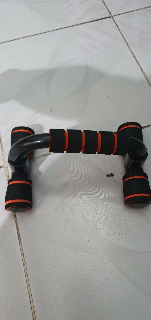 tạm ổn mặc dù bằng nhựa, lắp khí với nhau đảm bảo chắc chắn không vấn đề khi chống đẩy. 80kg trở lên lên mua loại sắt