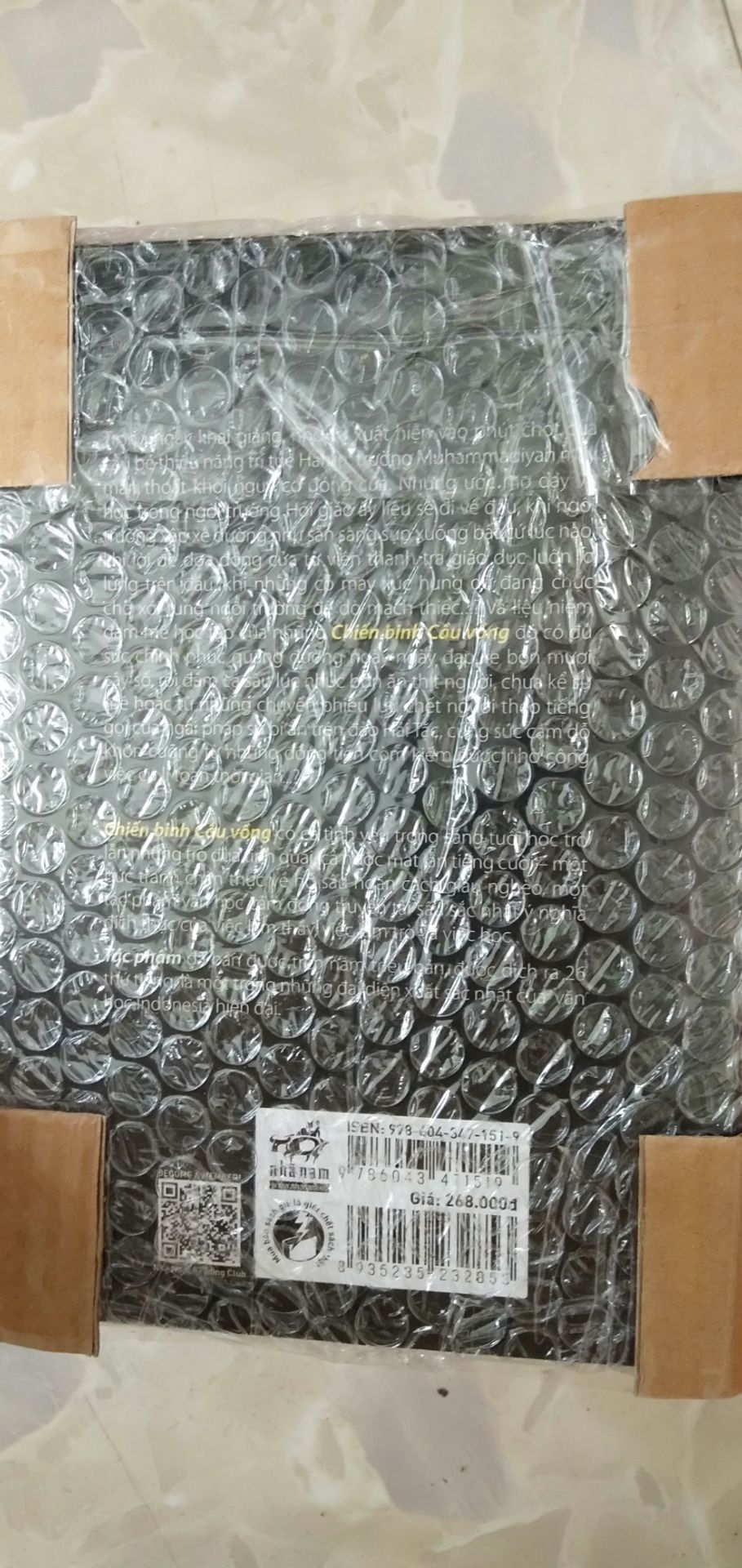 Rất cảm ơn anh Bình book đã bọc gói kỹ lưỡng để sách đẹp và không trầy xước móp méo khi đến tay mình. Đây là một quyển sách tuyệt vời về cả nội dung và mẫu mã 😍😍😍