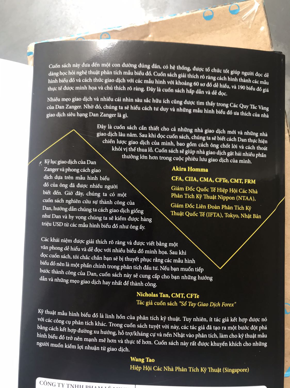 Tôi tin rằng đây là cuốn sách có sức lôi cuốn rất lớn với bất cứ nhà đầu tư nào (kể cả giao dịch phái sinh) tại Việt Nam, một khi đã tiếp cận với cuốn sách này. Với cách viết mạch lạc, dễ hiểu và cả những qui tắc giao dịch với các mẫu hình đảo chiều xu hướng và các mẫu hình tiếp diễn xu hướng sẽ cuốn hút bất cứ nhà giao dịch nào đọc cuốn sách này. Và, cuối cùng là 10 nguyên tắc vàng của Dan Zanger cũng đáng quí cho mỗi nhà đầu tư. Dan xứng đáng được tôn vinh về những kỳ tích mà ông đã đạt được trong sự nghiệp đầu tư  cũng như sự khổ luyện trong suốt 6 năm với  cường độ kiên trì ít nhất 30 giờ mỗi tuần để viết nên cuốn sách quí giá này.
Cuối cùng và không kém phần quan trọng là xin dành lời khen ngợi và lời cám ơn chân thành nhất tới 2 dịch giả Khúc Ngọc Tuyên và Trương Minh Huy đã rất thành công chuyển thể cuốn sách tuyệt vời này đến cộng đồng nhà đầu tư và nhà giao dịch tại  Việt Nam.
Xin cám ơn TIKI đã cung cấp kịp thời theo đơn hàng sớm hơn dự kiến.
Thanks you all !