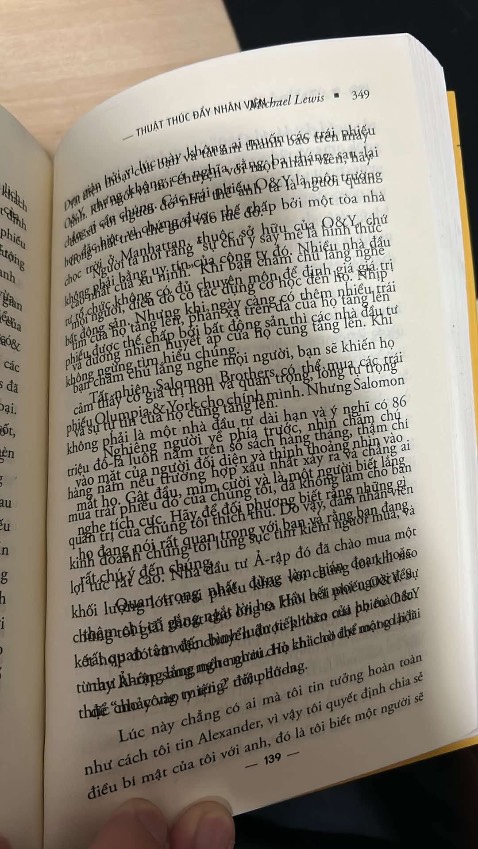 Tôi mua tặng bên bên nước ngoài nên khi nhận hàng không bỏ ra kiểm mà đưa bạn qua bên đấy luôn. Đến nay bạn tôi giở ra đọc thì mấy chục trang đều như thế này. Bực mình không nói mà xấu hổ với bạn bè khi quà tặng mà bị như thế. Yêu cầu đơn vị bán hàng có phương án thoả đáng!