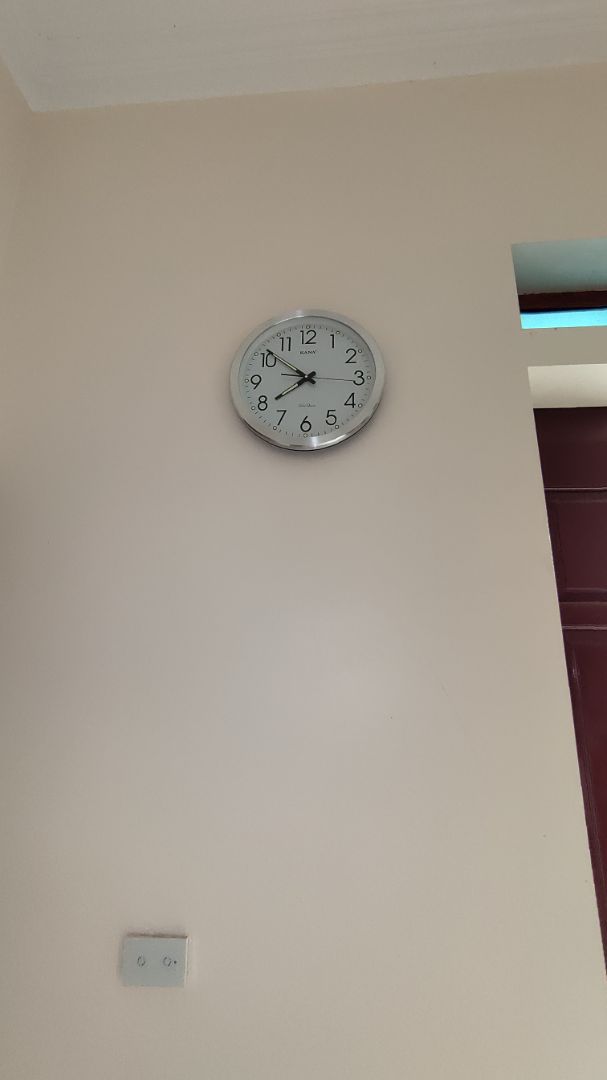 Mặt đồng hồ to thiết kế cổ điển. Khá hợp với màu sơn của mình