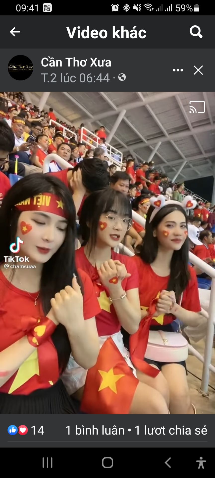 Giao hàng hơi nhanh. Đóng gói xấu xí, vỏ móp méo, nhăn nhúm nhìn không thiện cảm. Hộp sản phẩm đẹp, in nổi chữ Lock&Lock trong nắp hộp. Tuy nhiên hộp nhỏ gọn thôi. Nhỏ hơn nhìn so với hình rất nhiều. Thích hộp to lên chút nữa nên mới mua. Ai dè... Mua về thất vọng.