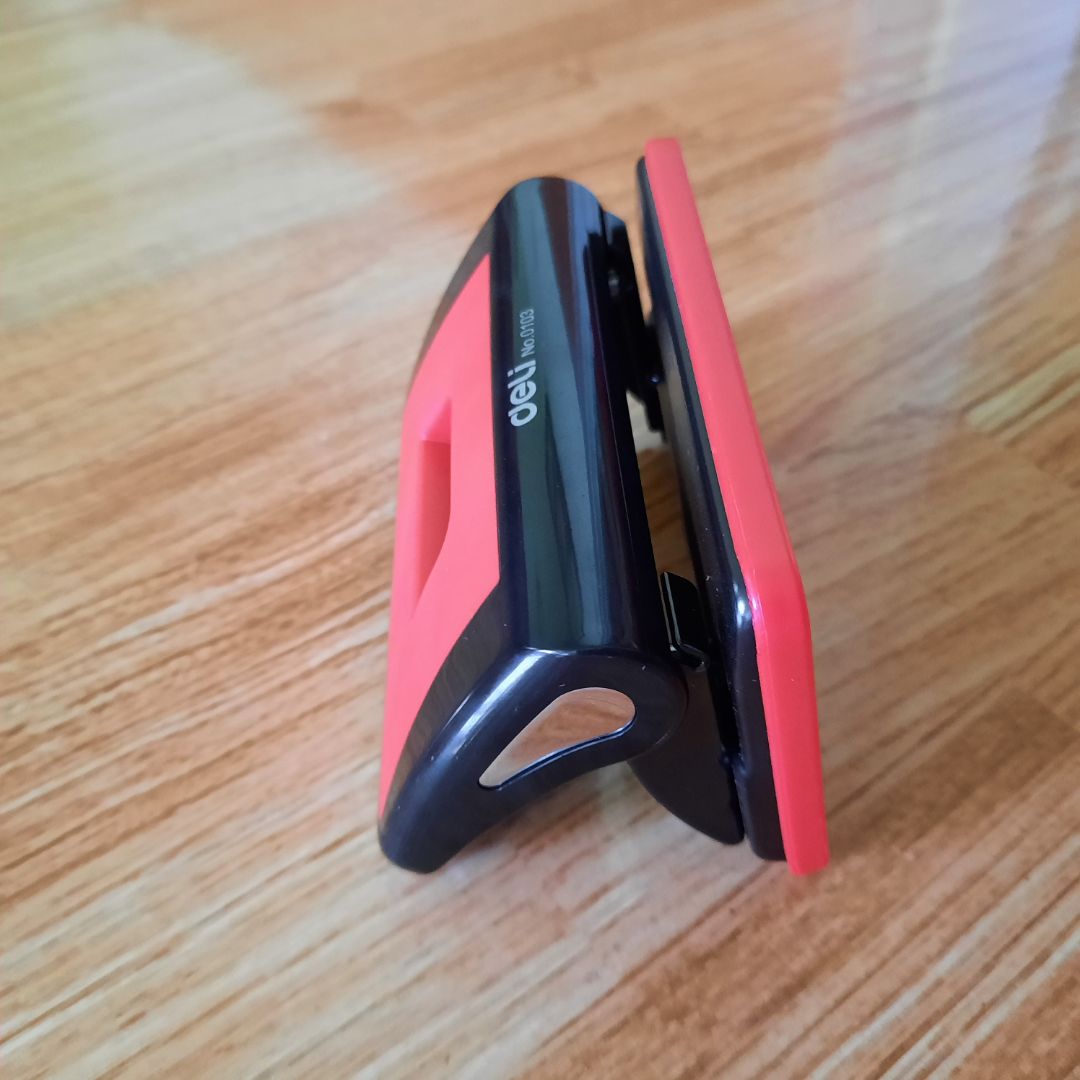 Cắt lỗ giấy tốt, nhưng nhược điểm là rất khó canh cắt chuẩn với lỗ giấy sẵn theo khung, cái này chỉ dùng để cắt lỗ giấy theo kiểu tự do thôi~