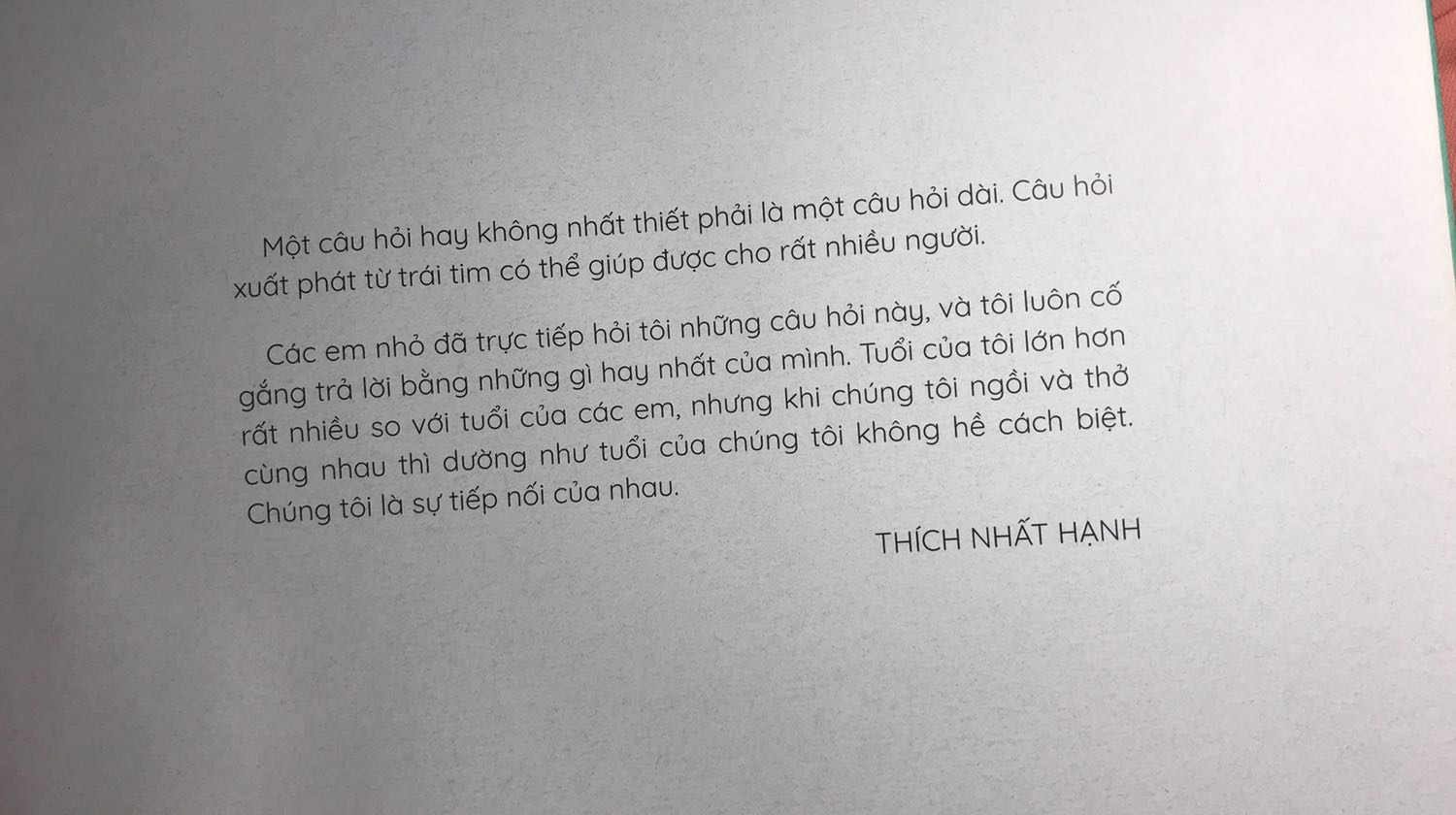 Sách rất dễ thương, các bạn muốn giới thiệu khái niệm một cách dễ hiểu đến các bé nhỏ, trả lời 1001 câu hỏi tại sao của các bé về những chủ đề vừa gần gũi vừa sâu sắc hẳn không nên bỏ qua quyển sách có trang minh hoạ này của Thầy Thích Nhất Hạnh nhé