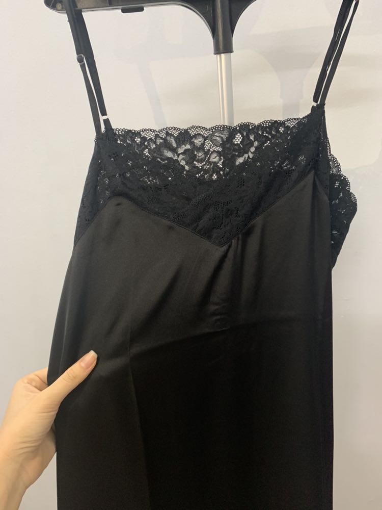 Mình lười đánh giá nhưng hay mua đồ shop này, Pijama và váy ngủ fai nói cực chất, mấy lần mua được giá Flash siêu hời luôn. Nay thấy shop ra mẫu mới chộp luôn 3 màu về cho 3 chị em mặc, ưng ý hết sức, form vừa vặn, vải mát, mịn, mặc ngủ thoải mái lắm