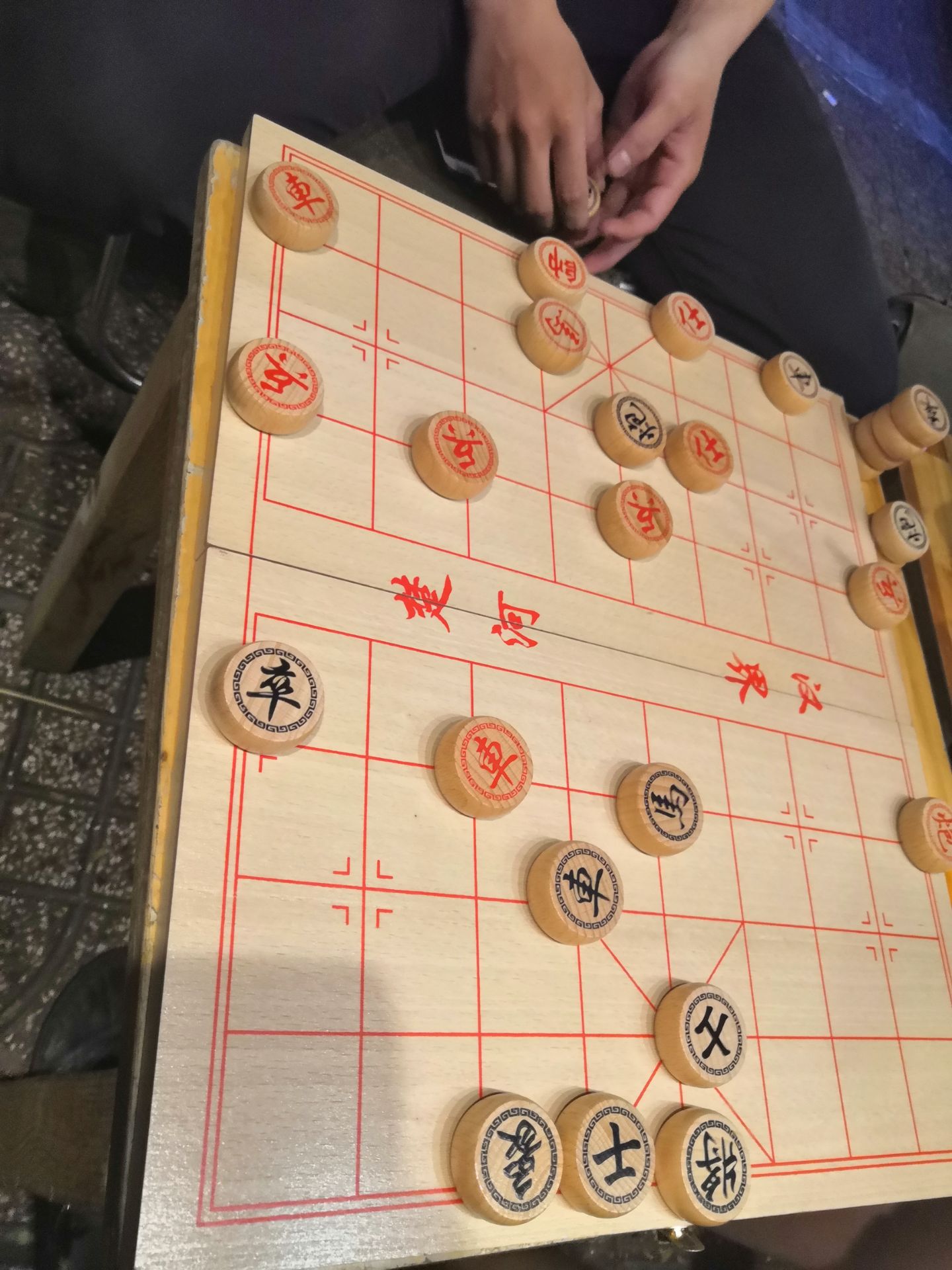 Rất đẹp. Con cờ cầm đã tay, chữ khắc và dậm màu rất xịn xò, bàn cờ mài rất nhẵn và trau chuốt. Tuy góc bàn cờ có một vết mẻ nhỏ nhưng có lẽ do vận chuyển, không thành vấn đề.
Một lưu ý là quân cờ có 2 size, nên chọn quân cờ size nhỏ thôi vì con cờ khá to rồi.
Tóm lại là một sản phẩm rất đáng mua và vượt qua mong đợi với tầm giá này.