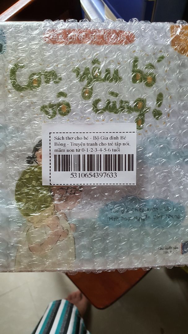 Con mình rất thích và kêu ba đọc sách hàng ngày luôn. Hình ảnh dễ thương, dạng thơ cho bé dễ nhớ, dễ hiễu. Sách luôn là tài sản vô giá mà con mình sẽ dùng mãi về sau. Nên mua. Cảm ơn Tiki và shop.