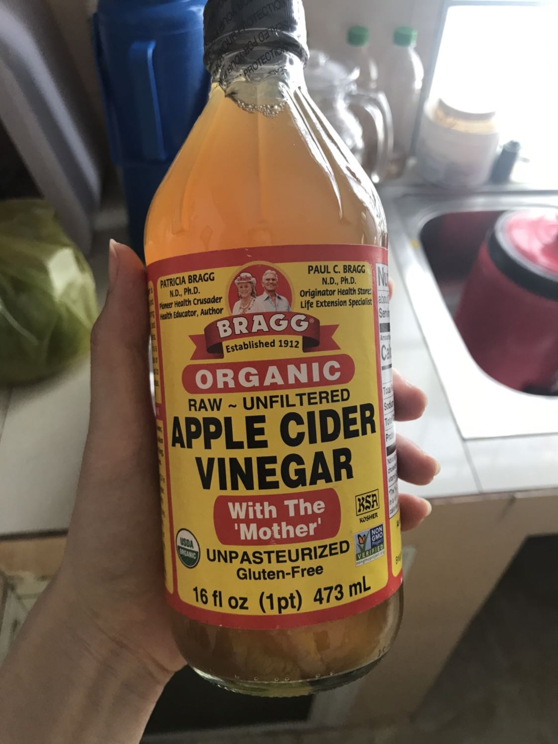 Vì biết được uống giấm táo có nhiều lợi ích như vậy nên liền đặt mua

Tham khảo trên mạng thì kênh youtube *Mita Tran có chỉ cách mua giấm táo là có ba chữ 
-raw (kg qua quá trình lọc)
-organic
-mother(con giống vẫn còn trong sp)
Nên các bạn mua về mà thấy vẫn có cợn trong giấm thì yên tâm nó là con giống vẫn tốt nhé

Còn cách uống mình tham khảo được:

Buổi sáng: pha 2 muỗng nhỏ giấm táo ( đong bằng muỗng nhựa or gỗ vì kim loại sẽ phản ứng vs axit giấm) + xíu muối ăn( muối hồng sạch càng tốt, kg thì cứ muối ăn thường) + xíu xiu ớt bột + 250ml nước lọc để pha loãng giấm táo r uống thôi. Ai uống được nhìu nước hơn thì pha thêm.
 Tối: dùng muỗng nhỏ đong giấm đổ trực tiếp vào miệng tránh dính răng sẽ ê ( 2 muỗng như pha buổi sáng)

Hoặc dùng cách này trước khi ăn trong ngày, và mỗi ngày chỉ dùng 1 lần là đc nếu kg phải là để điều trị theo hướng dẫn

Các bạn có thể tham khảo thêm YouTube MitaTran