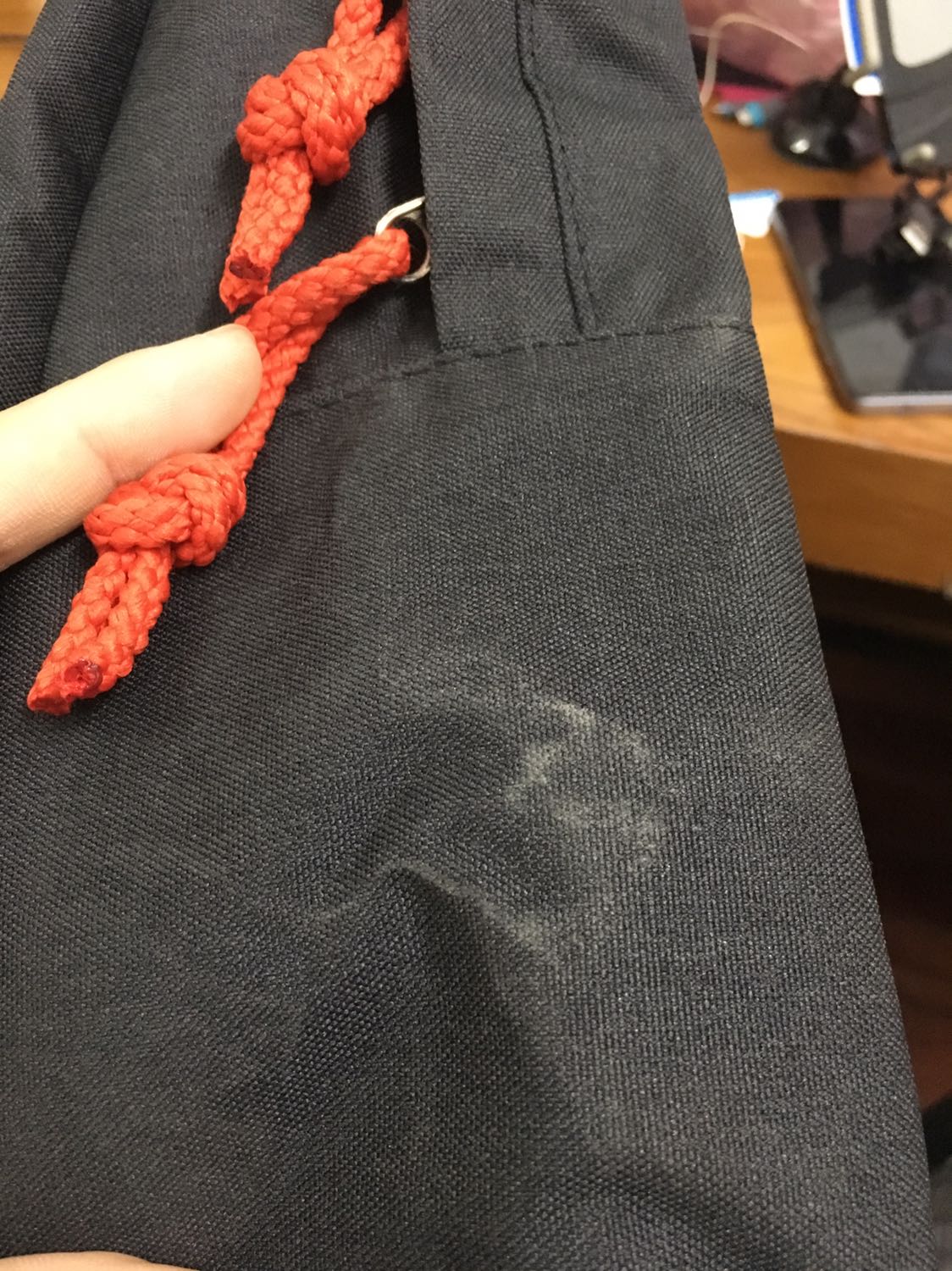 Balo hơi to so với hình ảnh minh hoạ, form balo không giống lắm với quảng cáo và bị bẩn ở một số chỗ. Khoá kéo mượt mà chắc chắn, tóm lại là tốt so với giá mua được 69k.