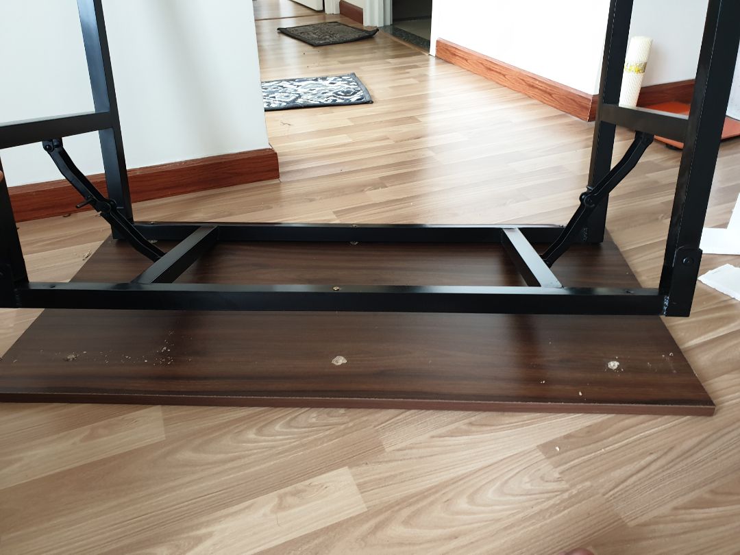 bàn mới ship tới hôm nay hòa toàn ko sử dụng được. Gỗ ván ép ốc vặn vô ko sâu chỗ vặn ốc bị toát. bàn mới ship tới hôm nay hòa toàn ko sử dụng được. Gỗ ván ép ốc vặn vô ko sâu chỗ vặn ốc bị toát.