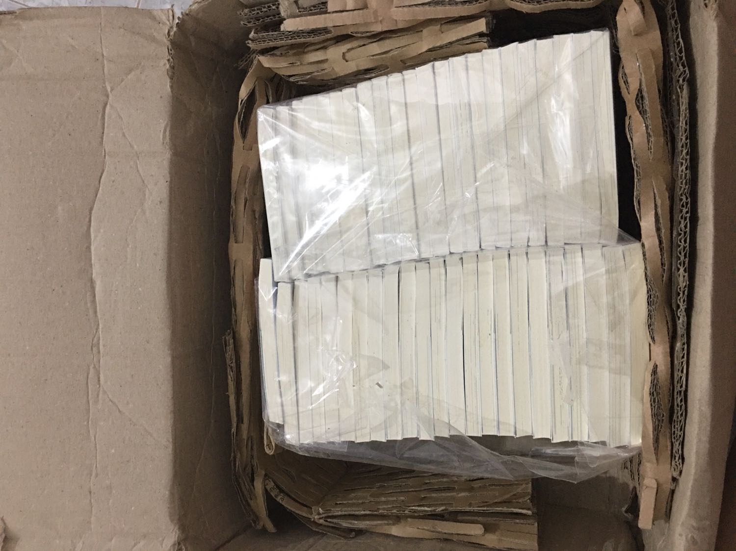 Hàng giao khá nhanh, đặt hôm trc là hôm sau có hàng rồi. Mỗi tội khâu đóng gói lỏng lẻo, hộp móp xấu quá. Trộm vía cả bộ truyện không bị sao, chỉ bị tập 1 một chút xíu. Mình là ng dễ tính nên bỏ qua đc. Chỉ mong Tiki sẽ lắng nghe phản hồi của khách hàng để cải thiện khâu đóng gói ah.