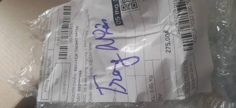 Bàn phím và chuột không dây, nhưng thiếu USB nên không dùng được