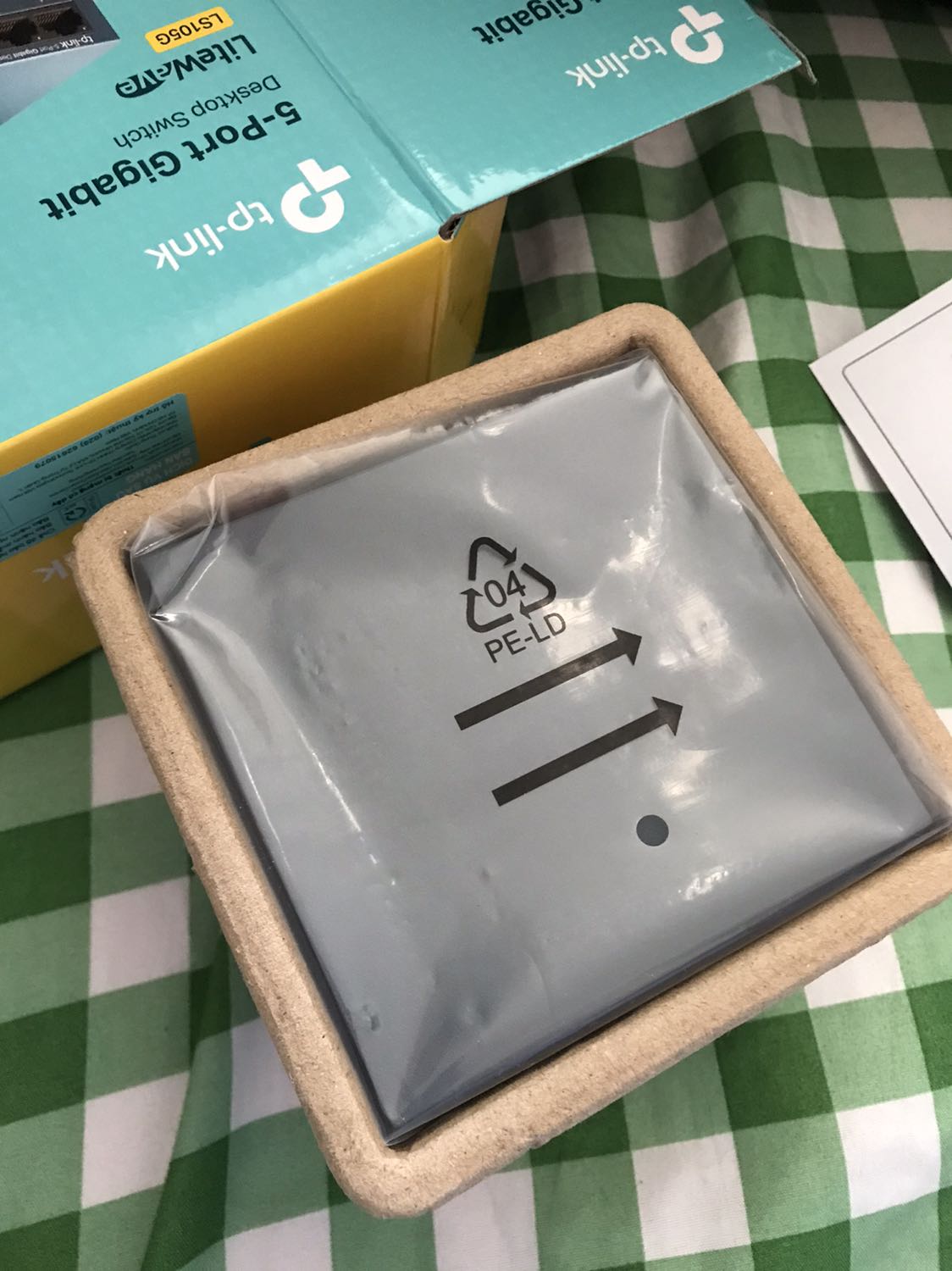 Xịn xò, ko cần set up, mặt kim loại cứng cáp, cắm vào là chạy luôn, có đèn báo kết nối và mạng ko bị giảm tốc độ.