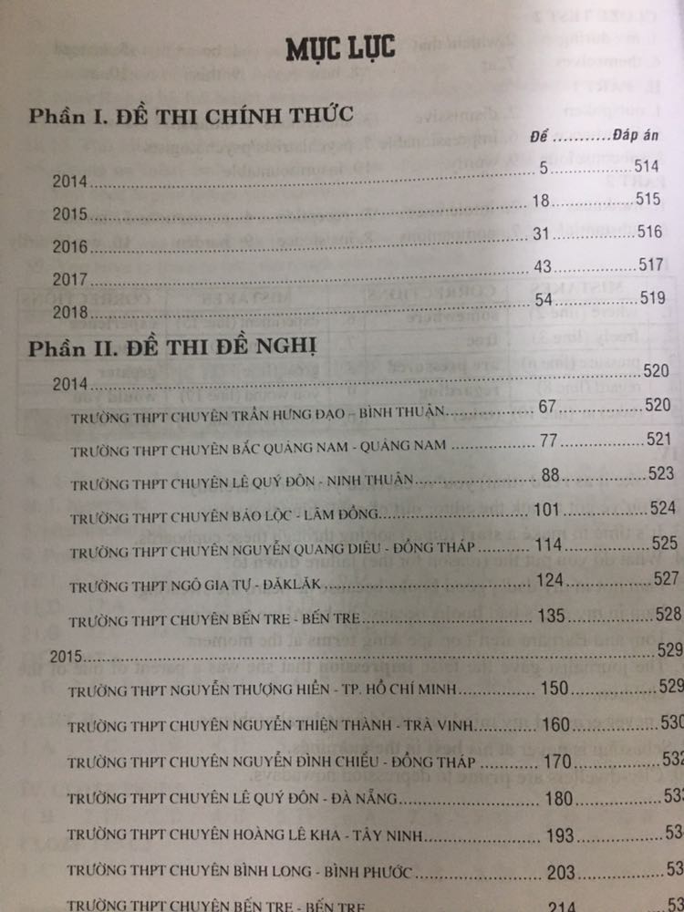 - Về dịch vụ : mình đặt từ ngày 12 đến ngày 14 là có hàng, về khoản tốc độ thì mình luôn luôn tin tưởng Tiki, cảm ơn Tiki về điều này ạ vì mình đang thực sự rất cần em nó cho 6 ngày nước rút thi HSG Anh của mình !

- Về hình thức/chất lượng : Sách giao đến được gói trong hộp rất thẳng thớm và chắc chắn, khi mở hộp ra không hề bị trầy xước, méo mó hay tổn hại gì cả. Cụ thể thì các bạn có thể thấy chất lượng sách trong ảnh mình chụp, phải gọi là rất tốt luôn í !

Mình đang giải dở đề 2014, nhìn sơ qua thì mình thấy cách ra đề giống khoảng 95% đề thi HSG Anh mà mình đang được giải trong Đội tuyển, nên nếu bạn nào vừa muốn ôn thi Chuyên vừa muốn ôn thi HSG thì đều có thể lựa chọn quyển này để học-ôn nhé, must-have cho chuyên Anh luôn theo mình thấy là vậy ! Một điều nữa mình thích về quyển này là nó có cả đáp án đằng sau cho mỗi trường nên các bạn không cần phải tốn nhiều thời gian tra cứu keys trên mạng.

Nói chung là khá ổn áp ạ, mình cho hẳn 5 stars ! Chỉ mong sách có thể update thêm nhiều đề của những năm gần đây từ 19 - 21 và có thêm đề của các trường Chuyên tại TP.HCM để hs có thể ôn luyện và làm quen nhiều hơn ạ, còn lại thì rất tốt !